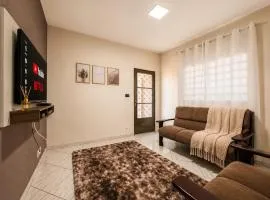 Casa há 4 minutos do centro + ar cond. e vaga