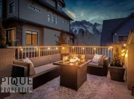 Luxury Fire Mountain Lodge, Outdoor Hot Tub, Parking, Fast WiFi!