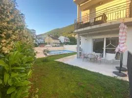 One Bedroom Apt Near Center with Pool and Garden