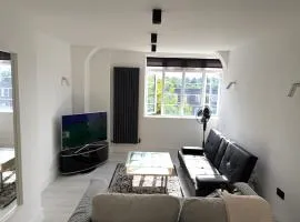 Stylish 2Bed-Fast WiFi-Work Stations-Sleeps 5-5mins Walk From South Croydon Train Station
