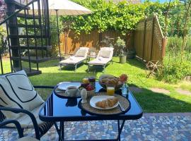 Ferienwohnung SaarPolygonblick, Gartenoase mit Terrasse, hotel en Ensdorf
