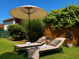 Ferienwohnung SaarPolygonblick, Gartenoase mit Terrasse, ξενοδοχείο σε Ensdorf