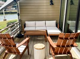 Waterfront Townhome, 3BR, 2 Pools, Sleeps 8, hotel a Montgomery