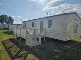 Viesnīca 3 bed static van with decking pilsētā Dimčērča