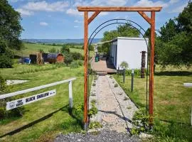 Ranch 66 - Wellness Tiny House Black Swallow ve stylu Route 66 se saunou, koupacím sudem a bazénem