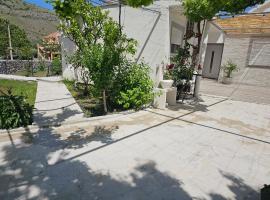 Olive Roots Yard House, Hotel in Trebinje