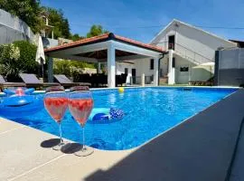 Kameni dvori - Family Villa with Pool & Jacuzzi for 8