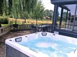 Grand Gîte Le Saule en Scie - 3 étoiles - Spa chauffé, 12 à 14 pers, jardin clos, 30 mn PuyduFou