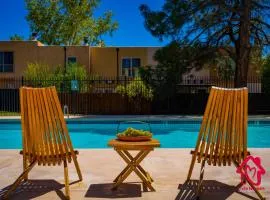 The Plaza - An Irvie Home w Summer Pool