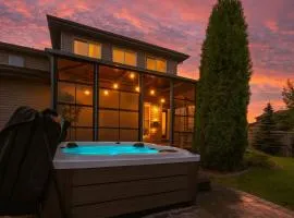 Bright Luxury Home-Hot Tub-Sunroom-King Bed-AC