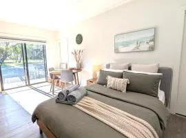 The Duck House: Modern, Rural, 3 min drive to town