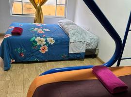 Céntrico con cocina parqueadero e internet, hotel a Baños