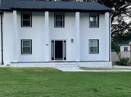 Premium Executive Suite, 4BR 4BA, Near Charlotte, NC, 5 Min to CaroMont, Sleeps 8 to 9 Guests