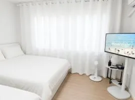 Doha Stay 2 Bedrooms 3 queen beds #5 Minutes to Gwangalli Station, 15 Minutes to Gwangalli Beach