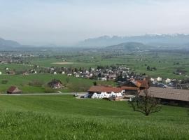 Moderne & grosse Wohnung mit atemberaubernder Aussicht über das Rheintal, hotel em Grabs