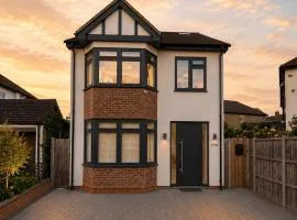 Monkleigh House - Entire 4 bedroom holiday home near Wimbledon and Morden Station