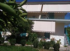 Mouragio Apartments, hotell i Tiros