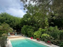 Gîtes à la ferme, Le Jardin Bleu, Le Gîte Bleu, hotell i Tulette