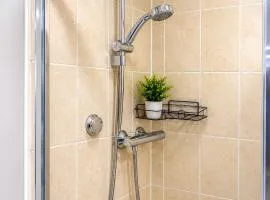 Casa Centro en-suite room Netflix, Fast WiFi, Free Parking