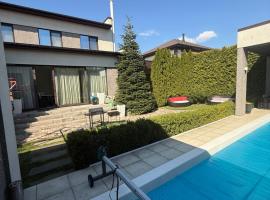 Будинок з басейном та сауною Нивки, Hotel in Kiew