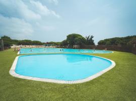 Tres Estrellas Barcelona by HolaCamp, hotel a Gavà