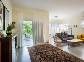 Eclectic Dreams Rabin Square Apt