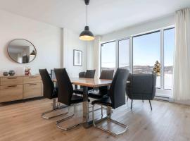 Luxury Condo with Stunning View and Pool, hôtel à Baie-Saint-Paul