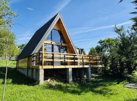 A-Frame Cabin with Private Hot Tub & Views - Chiang Rai, hotel sa Valea Mare-Pravăţ