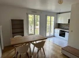 Apartment - 25' Eiffel Tower & 10' Versailles Castle