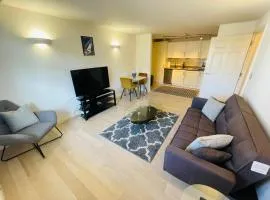 Travaal.©om - 2 Bed Serviced Apartment Farnborough