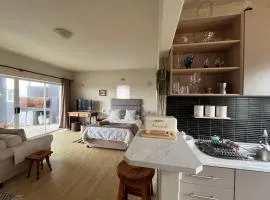 Private spacious studio in Kommetjie close to the beach