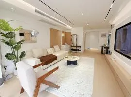 Superb city center view with floor-to-ceiling windows three bedrooms Stunning views of the Bund Shanghai Tower Yu Garden and Peoples Square