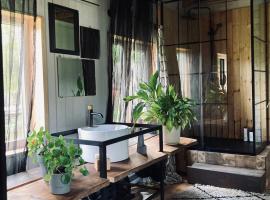 Pelēkā Māja, forestside getaway house for cosy stays, Hotel in Brenguli