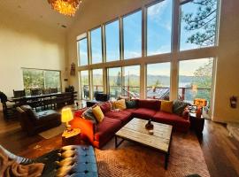 Modern 6 bedroom retreat, stunning lake views, close to village!, готель у місті Лейк-Арроугед