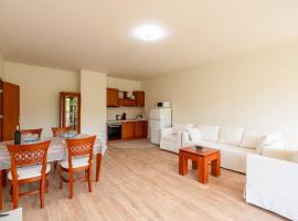 Spacious condo in Golden Sands, hotel di Varna City