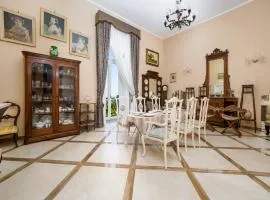 De Vivo Realty - Coco's Apartments