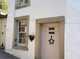 Brewhouse Cottage- 18th Century Cottage Settle