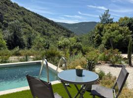 Gites Les Rochers de Plaisians avec piscine privée, Hotel in Plaisians