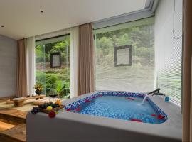 Yuechuang Banshandu Homestay (Hongqiao Tuojiang Store, Fenghuang Ancient Town), hotel a Fenghuang