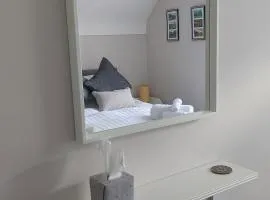 Cosy flat overlooking garden close to amenities