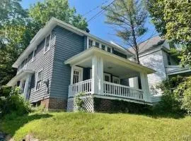 University Hill Walk to SU Upstate Hospitals Entire 5BR Family Home