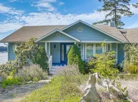Waterfront PNW Escape w/ Deck & Beach Access!