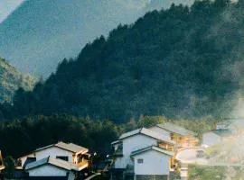 Zhangjiajie Fantasy Valley Resort Customized travel itineraries free shuttle service to the North and West Gates of the National Forest Park, and complimentary traditional ethnic costume try-on