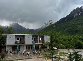 Trojet e Mija, hotel i Theth