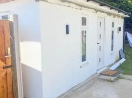 Luton Lodge Studio, Newly Built, Modern, Free Parking