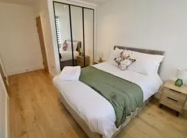 Chertsey Modern 2-Bed Flat with Parking