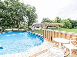 Sunny Shores Getaway 3BR2bApool