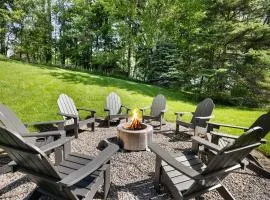 Peaceful Lakeview Cottage lake access & fire pit
