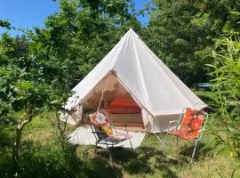 Tente cloche dans un jardin naturel et bucolique