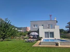 Villa Oaza, hotel i Bar